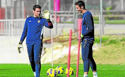 Palo y Rico, durante un entrenamiento con el Sevilla. Palo y Rico, durante un entrenamiento con el Sevilla.