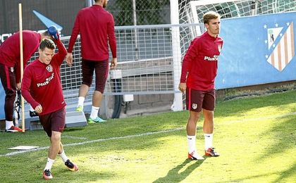 Gameiro, con su compañero Griezmann, al que quiere ayudar para que gane el Balón de Oro. Gameiro, con su compañero Griezmann, al que quiere ayudar para que gane el Balón de Oro.