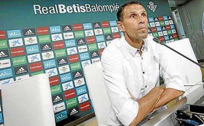 Poyet, en sala de prensa. Poyet, en sala de prensa.
