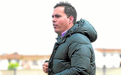 El míster hispalense estuvo al frente durante el curso pasado del Coronil en la 2ª Andaluza. El míster hispalense estuvo al frente durante el curso pasado del Coronil en la 2ª Andaluza.