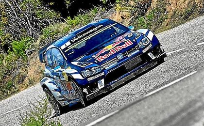 Sebastien Ogier, (Wolkswagen), durante un tramo del Rally de Cataluña. Sebastien Ogier, (Wolkswagen), durante un tramo del Rally de Cataluña.