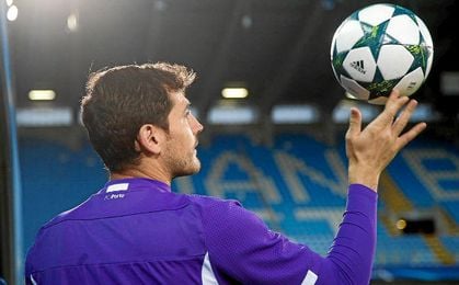 Iker Casillas juega con un balón. Iker Casillas juega con un balón.