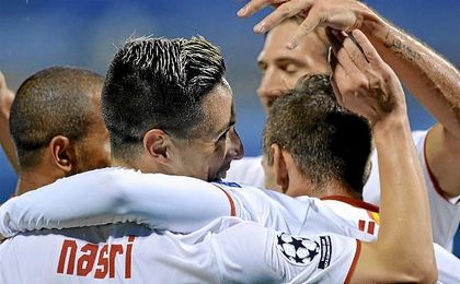 Los jugadores celebran el gol de Nasri en el Maksimir Stadium. Los jugadores celebran el gol de Nasri en el Maksimir Stadium.
