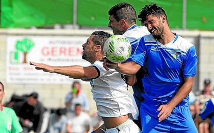 El mediocentro azulino Marrufo salta de cabeza junto a su compañero Alejo y el gerenense Álvaro Pérez. El mediocentro azulino Marrufo salta de cabeza junto a su compañero Alejo y el gerenense Álvaro Pérez.