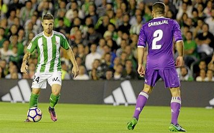Rubén Castro encara a Carvajal en el último partido de Liga. Rubén Castro encara a Carvajal en el último partido de Liga.