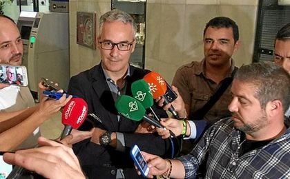 Miguel Torrecilla, atendiendo a los medios en el club Antares. Miguel Torrecilla, atendiendo a los medios en el club Antares.