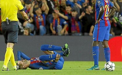 Piqué se duele de su tobillo derecho tras la entrada de su compatriota Silva. Piqué se duele de su tobillo derecho tras la entrada de su compatriota Silva.