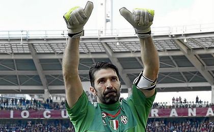 El capitán de la Juventus saluda a la afición. El capitán de la Juventus saluda a la afición.