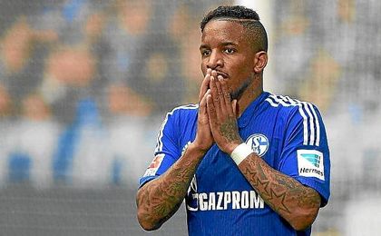 Antes de firmar por el Al Jazira, Farfán jugó siete temporadas en el Schalke. Antes de firmar por el Al Jazira, Farfán jugó siete temporadas en el Schalke.