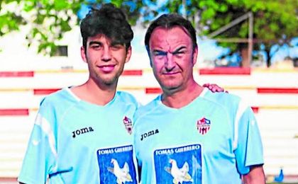 Mariano Jiménez posa con su padre, delegado aruncitano. Mariano Jiménez posa con su padre, delegado aruncitano.