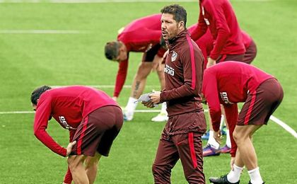 Simeone, en el entrenamiento de hoy. Simeone, en el entrenamiento de hoy.
