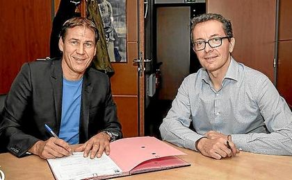 Rudi Garcia, firmando su contrato con el Marsella. Rudi Garcia, firmando su contrato con el Marsella.