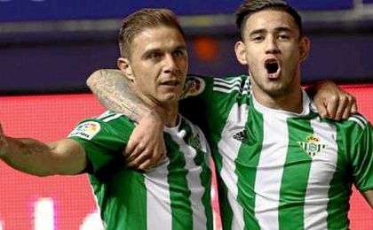 Sanabria y Joaquín celebran el 0-1. Sanabria y Joaquín celebran el 0-1.