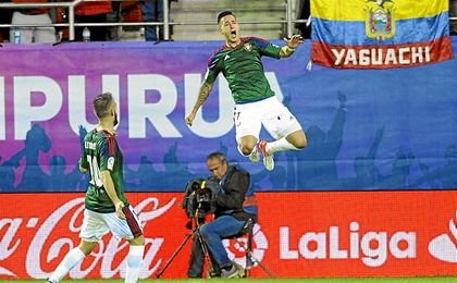 El ex delantero bético anotó dos tantos ante el Eibar. El ex delantero bético anotó dos tantos ante el Eibar.