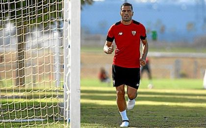 Mercado, durante un entrenamiento con el Sevilla. Mercado, durante un entrenamiento con el Sevilla.