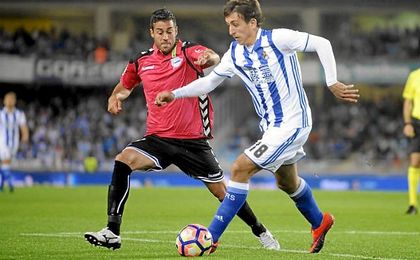 En la imagen, Oyarzabal conduce el balón ante Edgar. En la imagen, Oyarzabal conduce el balón ante Edgar.