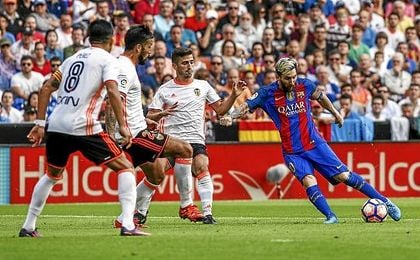 Messi anotó dos de los tres goles del Barça en Valencia. Messi anotó dos de los tres goles del Barça en Valencia.