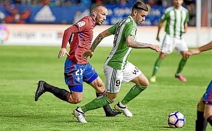 Sanabria conduce el balón ante la presión de Digard. Sanabria conduce el balón ante la presión de Digard.