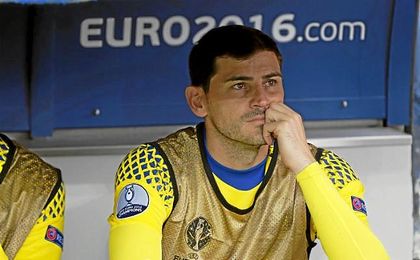 Casillas, en el banquillo durante la Eurocopa de Francia. Casillas, en el banquillo durante la Eurocopa de Francia.