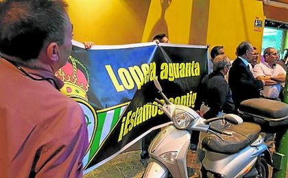 Un grupo de aficionados, movilizados por el entorno de Castaño, propició la reaparición de Lopera. Un grupo de aficionados, movilizados por el entorno de Castaño, propició la reaparición de Lopera.