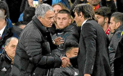 Mourinho reprocha a Conte su actitud tras el 4-0. Mourinho reprocha a Conte su actitud tras el 4-0.