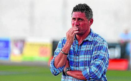 Alonso Ramírez, técnico del Alcalá, se muestra disconforme ante los arbitrajes que sufre su equipo. Alonso Ramírez, técnico del Alcalá, se muestra disconforme ante los arbitrajes que sufre su equipo.