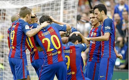Los jugadores del Barcelona se tiran al suelo en la celebración del tanto de Messi. Los jugadores del Barcelona se tiran al suelo en la celebración del tanto de Messi.