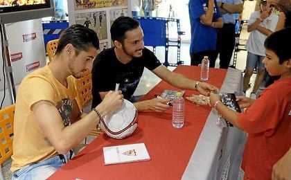 Sarabia y Escudero durante una sesión de firmas. Sarabia y Escudero durante una sesión de firmas.