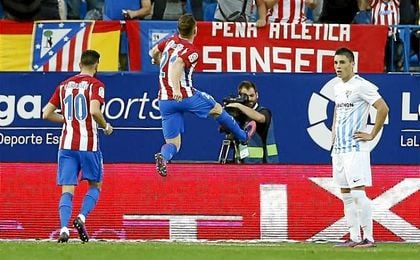 Gameiro celebra uno de sus goles en presencia de Carrasco, el otro bigoleador de la tarde. Gameiro celebra uno de sus goles en presencia de Carrasco, el otro bigoleador de la tarde.