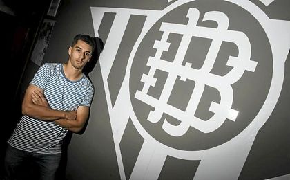 César de la Hoz posa para ESTADIO Deportivo en las instalaciones de la Ciudad Deportiva Luis del Sol. César de la Hoz posa para ESTADIO Deportivo en las instalaciones de la Ciudad Deportiva Luis del Sol.