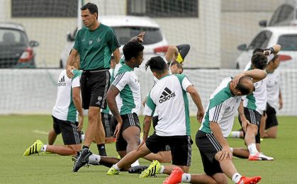 Poyet, durante un entrenamiento con sus jugadores. Poyet, durante un entrenamiento con sus jugadores.