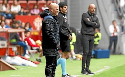 Jorge Sampaoli, en la banda de El Molinón. Jorge Sampaoli, en la banda de El Molinón.