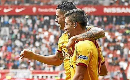 Vietto, junto a Vitolo tras marcar en El Molinón. Vietto, junto a Vitolo tras marcar en El Molinón.