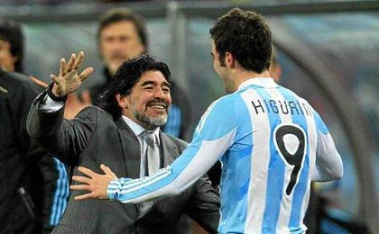 Maradona abraza a Higuaín en el Mundial de 2010. Maradona abraza a Higuaín en el Mundial de 2010.