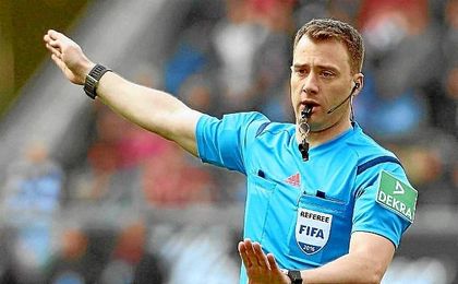 Felix Zwayer en un partido de la Bundesliga. Felix Zwayer en un partido de la Bundesliga.