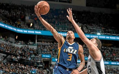 Pau Gasol intenta taponar en el duelo ante los Jazz. Pau Gasol intenta taponar en el duelo ante los Jazz.