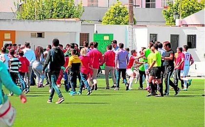 Aficionados del Antoniano saltan al campo ante el Espeleño. Aficionados del Antoniano saltan al campo ante el Espeleño.
