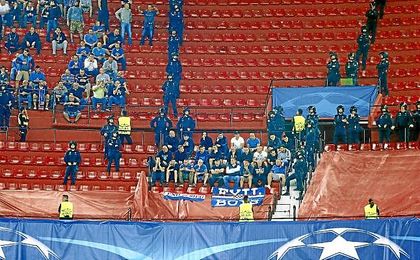 Los ultras del Dinamo fueron separados por grupos en el Sánchez Pizjuán. Los ultras del Dinamo fueron separados por grupos en el Sánchez Pizjuán.