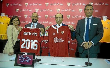 José Castro, junto a Ramón Loarte, en la presentación del acuerdo. José Castro, junto a Ramón Loarte, en la presentación del acuerdo.