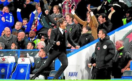 Antonio Conte celebra un gol del Chelsea. Antonio Conte celebra un gol del Chelsea.