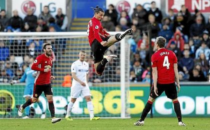 Ibrahimovic ha llegado esta temporada al club de Old Trafford tras pasar los años anteriores en el PSG. Ibrahimovic ha llegado esta temporada al club de Old Trafford tras pasar los años anteriores en el PSG.