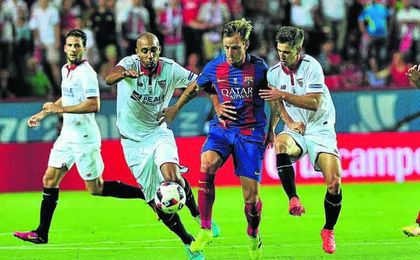 Steven N´Zonzi presiona a Rakitic junto a Vietto durante la ida de la Supercopa de España. Steven N´Zonzi presiona a Rakitic junto a Vietto durante la ida de la Supercopa de España.
