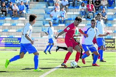 El centrocampista blanquiazul Yeyo (derecha) dio la victoria al Alcalá con su gol en Los Barrios. El centrocampista blanquiazul Yeyo (derecha) dio la victoria al Alcalá con su gol en Los Barrios.