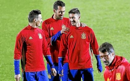 Escudero, en el entrenamiento de España con Busquets y Aduriz. Escudero, en el entrenamiento de España con Busquets y Aduriz.