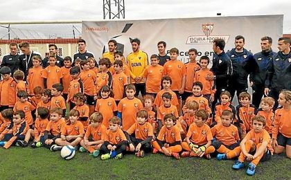 Gago y Pablo Pérez, en el centro, se fotografiaron con los niños de la Escuela de Fútbol Antonio Puerta. Gago y Pablo Pérez, en el centro, se fotografiaron con los niños de la Escuela de Fútbol Antonio Puerta.