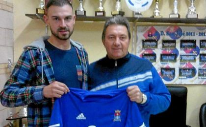 José Barragán posa con la camiseta del San José. José Barragán posa con la camiseta del San José.