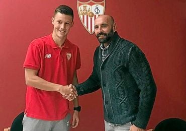 Gual, el día de la firma con el Sevilla. Gual, el día de la firma con el Sevilla.