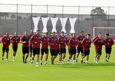 Imagen de un entrenamiento sevillista. Imagen de un entrenamiento sevillista.