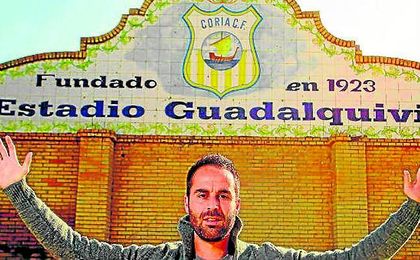 Jorge Bayón posa para ESTADIO Deportivo en el estadio Guadalquivir en su etapa coriana. Jorge Bayón posa para ESTADIO Deportivo en el estadio Guadalquivir en su etapa coriana.