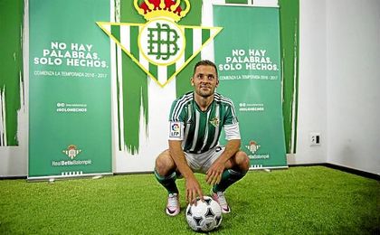 Riza Durmisi, durante su presentación con el Betis. Riza Durmisi, durante su presentación con el Betis.